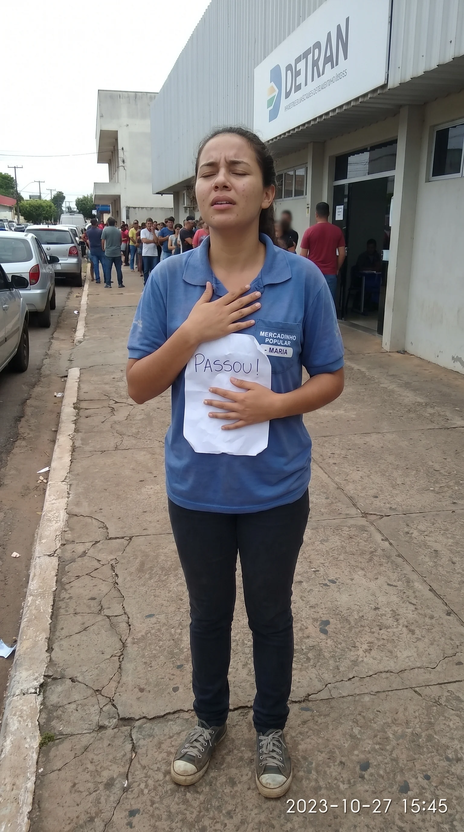Foto de aluno orgulhoso segurando sua carteira de motorista recém-aprovada através do método do instrutor