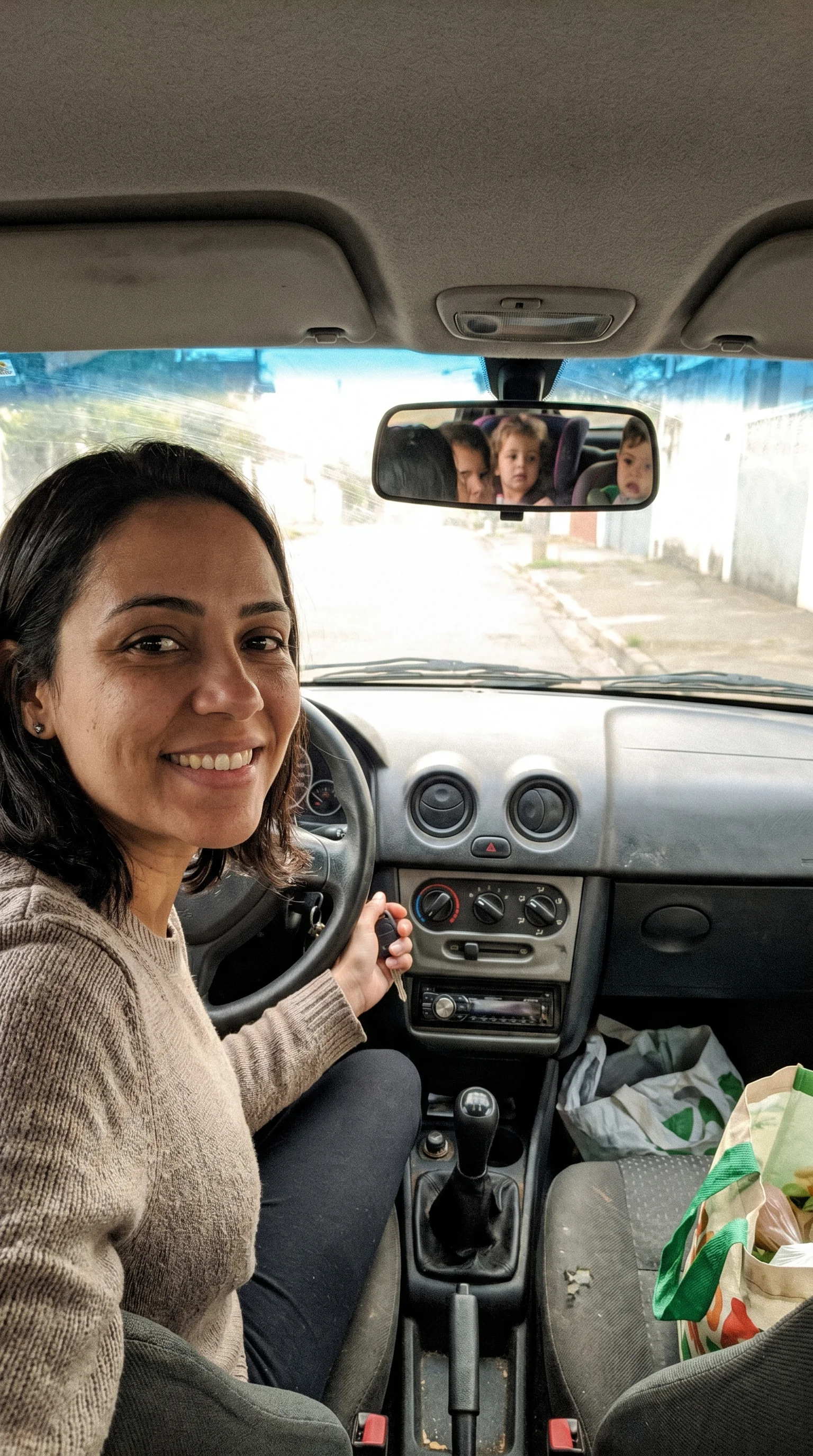 Foto de aluno orgulhoso segurando sua carteira de motorista recém-aprovada através do método do instrutor