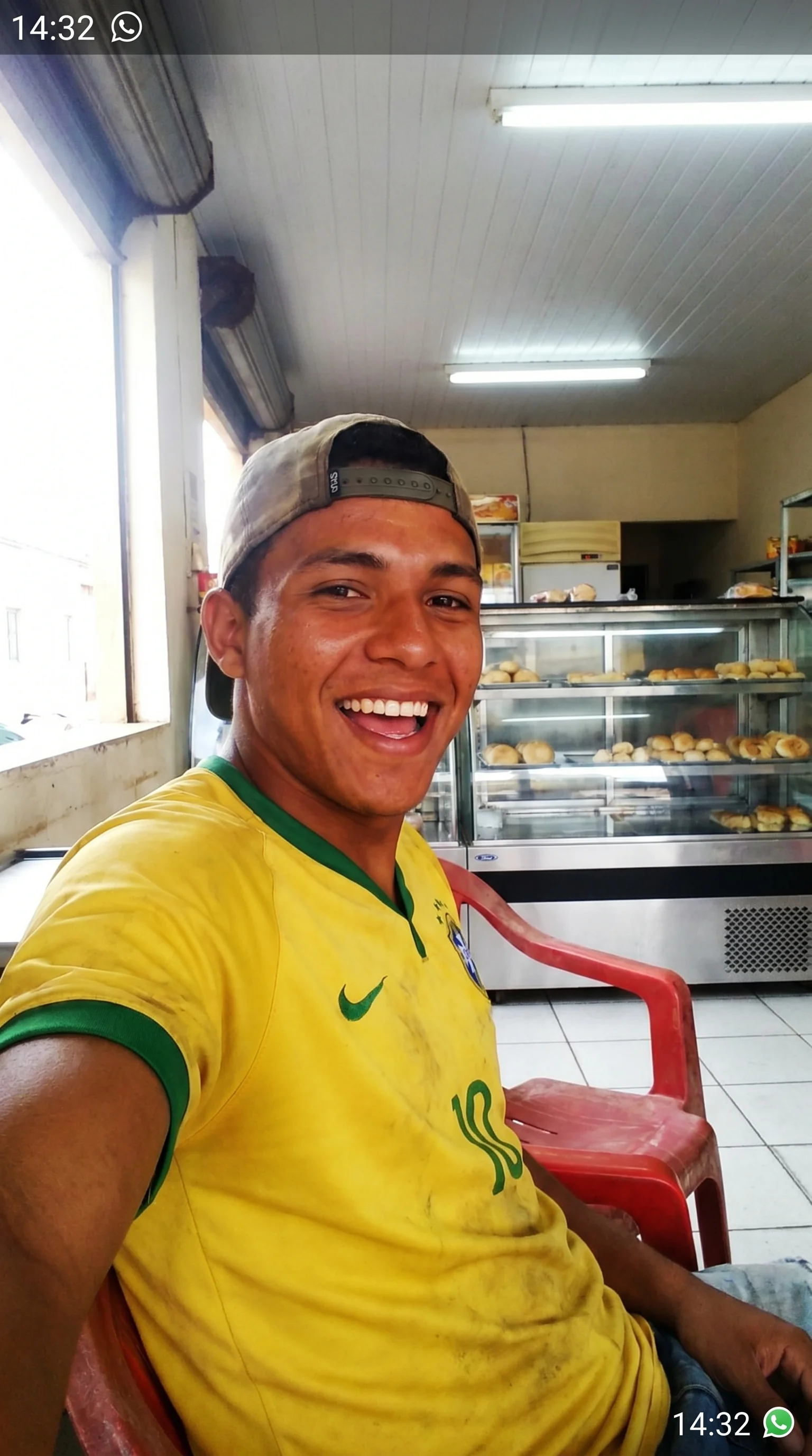 Foto de aluno orgulhoso segurando sua carteira de motorista recém-aprovada através do método do instrutor