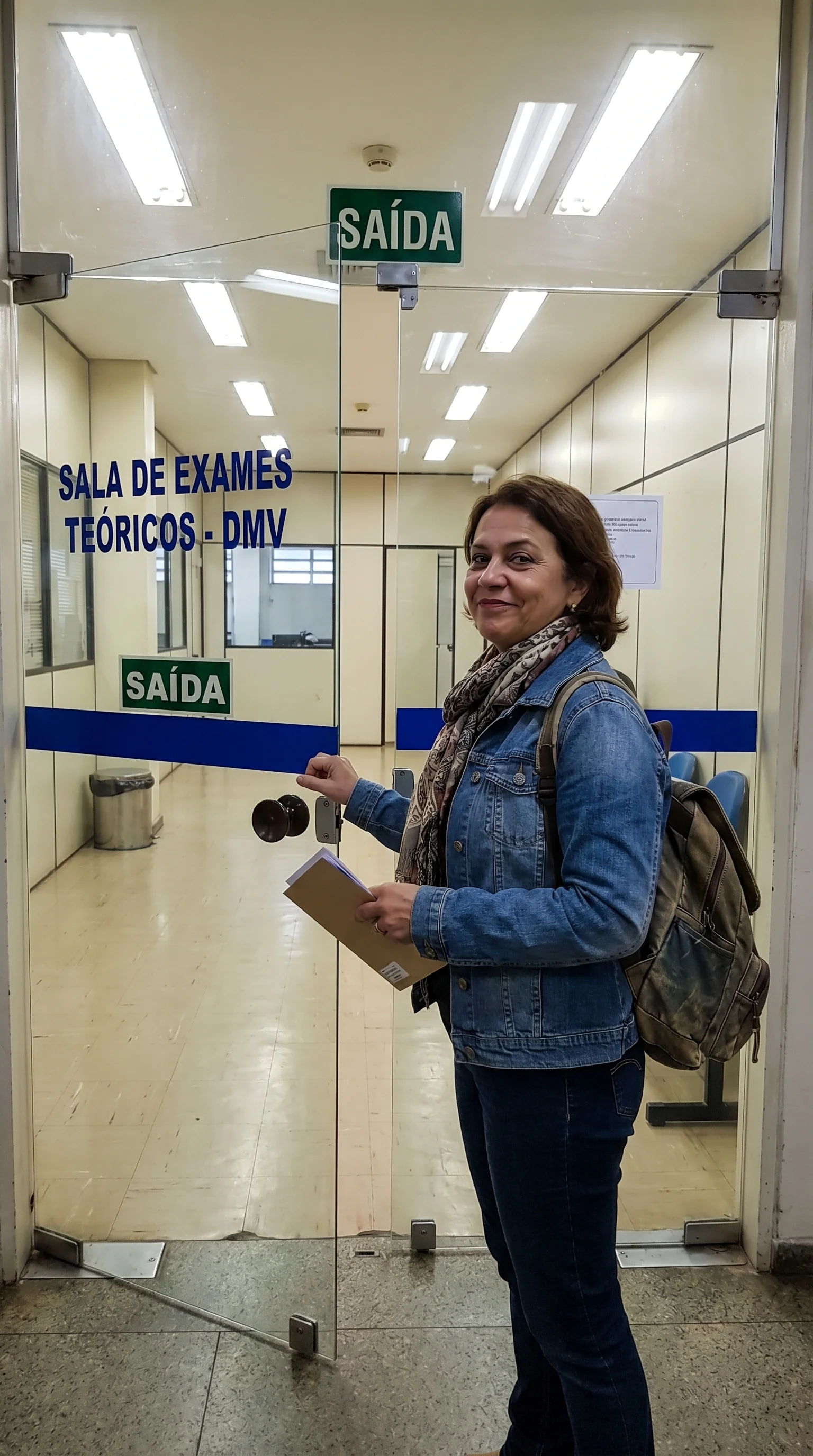 Foto de aluno orgulhoso segurando sua carteira de motorista recém-aprovada através do método do instrutor