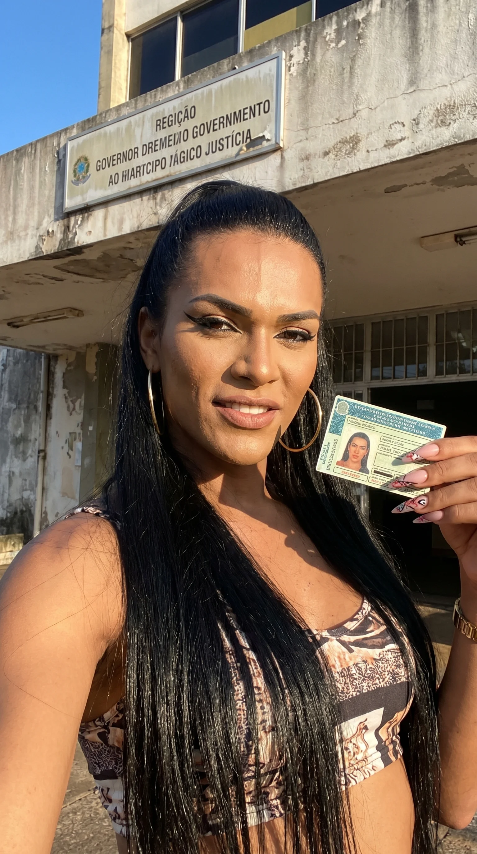 Foto de aluno orgulhoso segurando sua carteira de motorista recém-aprovada através do método do instrutor