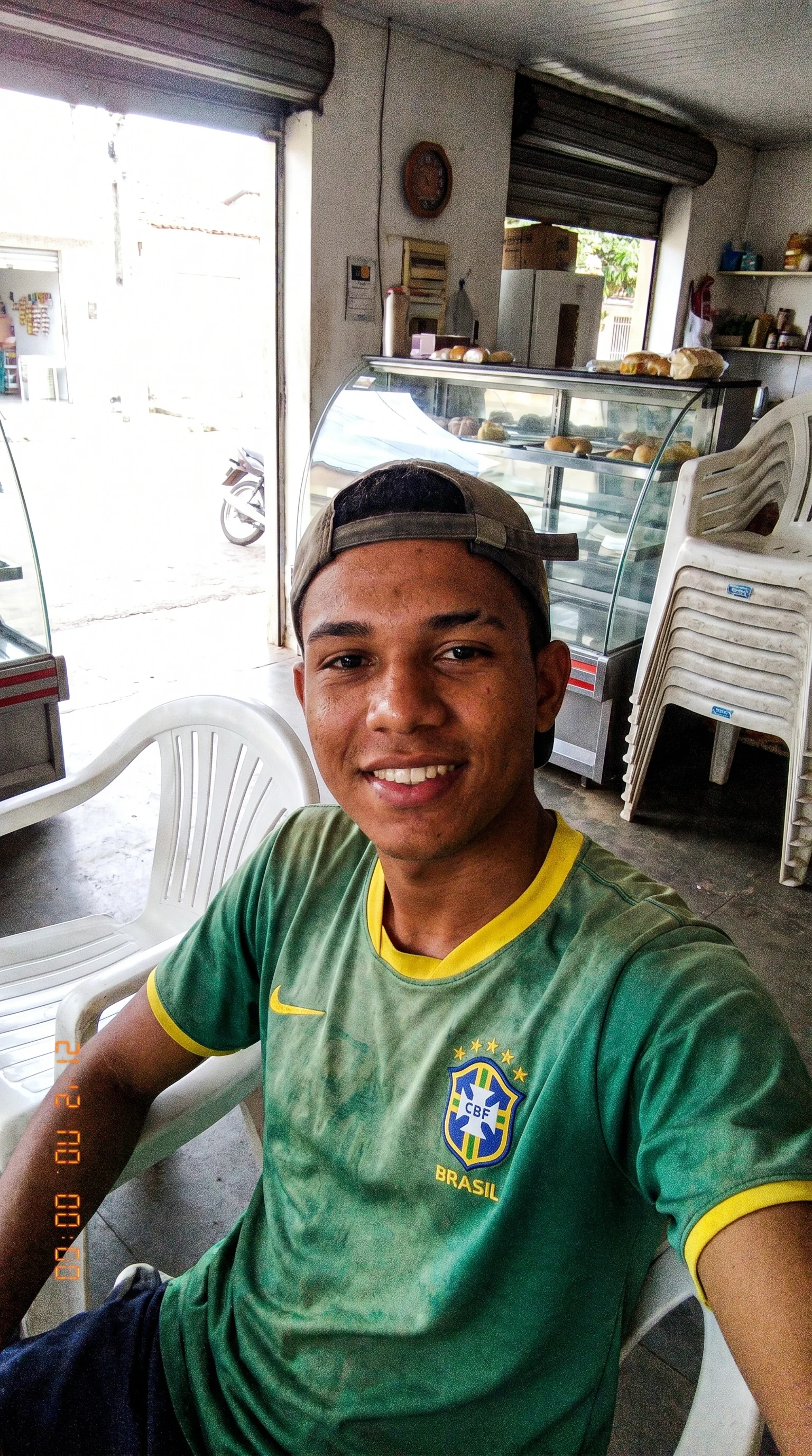 Foto de aluno orgulhoso segurando sua carteira de motorista recém-aprovada através do método do instrutor