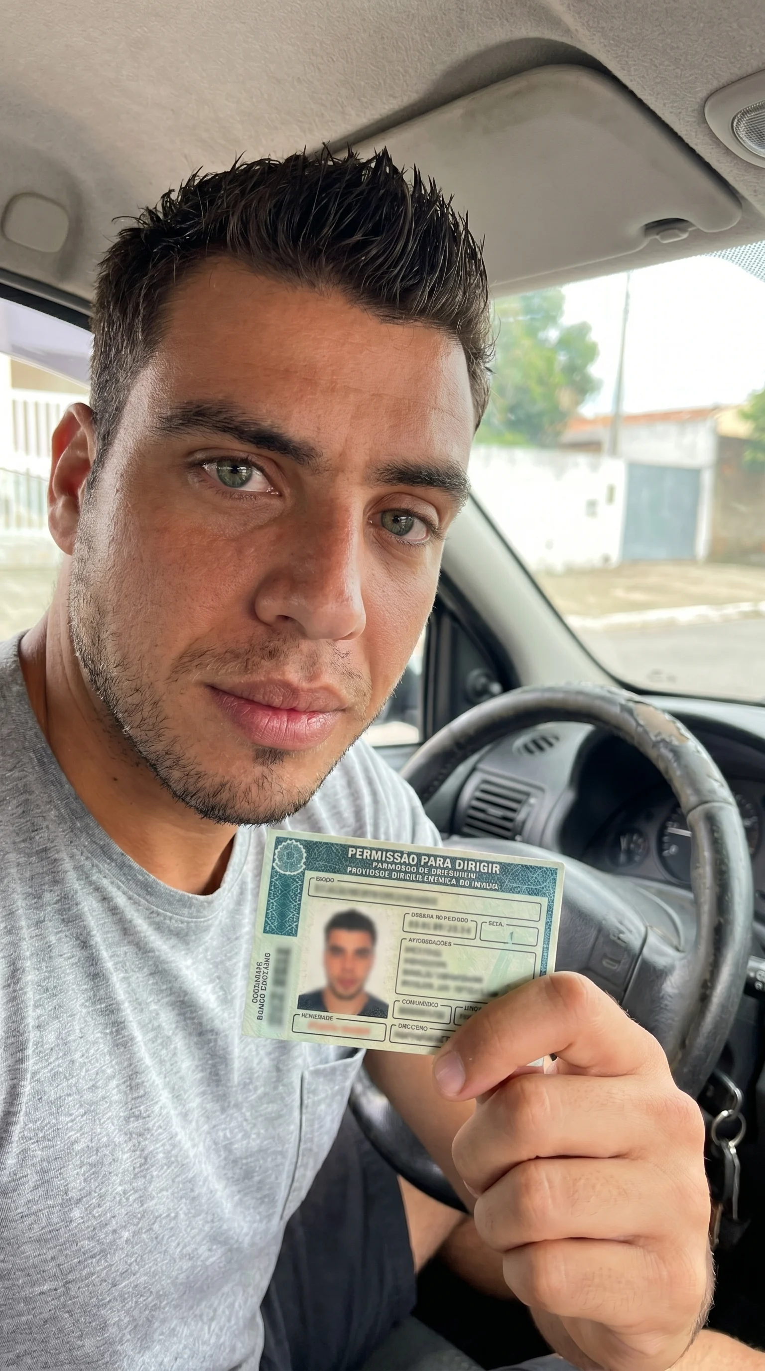 Foto de aluno orgulhoso segurando sua carteira de motorista recém-aprovada através do método do instrutor